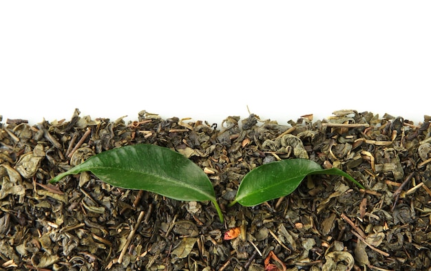 Té seco con hojas verdes aislado en blanco