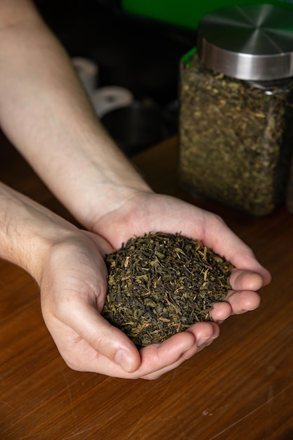 Foto té seco en manos de un hombre