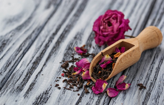 Té seco con pétalos de rosa.