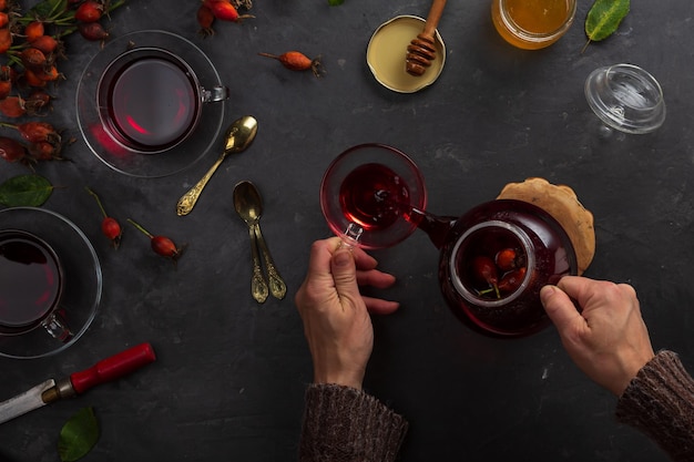 Té según la receta de la medicina tradicional de escaramujos y diversas hierbas, tradiciones orientales.