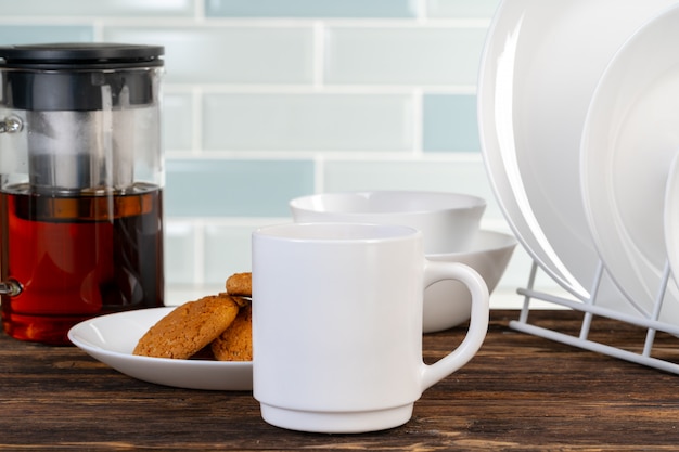 Té servido en una mesa de cocina de madera