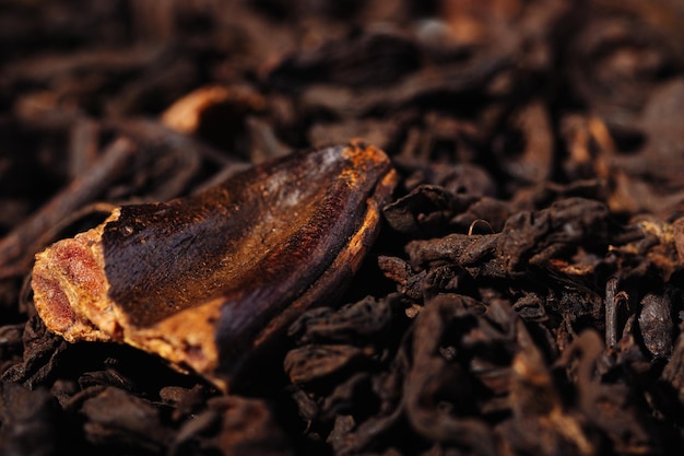 Té shu puerh de hojas negras de chocolate con granos de cacao fotografía macro de primer plano