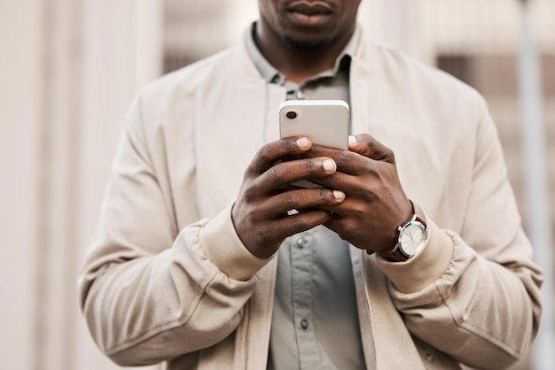 Te sorprenderá escuchar esta foto de un hombre de negocios usando su teléfono inteligente para enviar un mensaje de texto