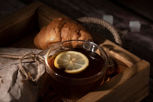 Foto té de la tarde y croissants en la mesa de la cocina