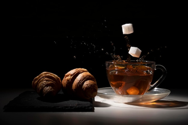 Té de la tarde y croissants en la mesa de la cocina