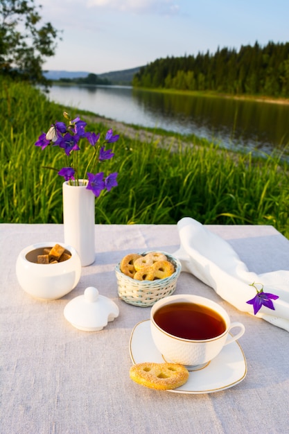 Té de la tarde puesta de sol vista al río