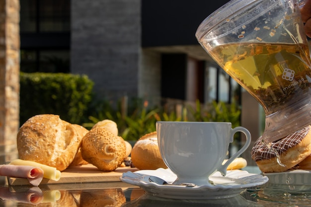 té de la tarde servido en una mesa decorada, café de la tarde, croissant, pan de queso, comidas variadas