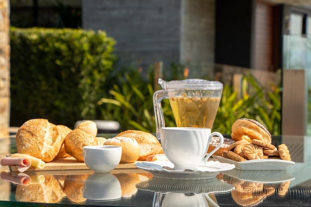 té de la tarde servido en una mesa decorada, café de la tarde, croissant, pan de queso, comidas variadas