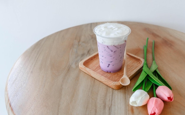 Té de taro helado con leche en un vaso de plástico