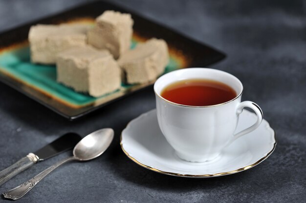 Té en una taza con un borde dorado