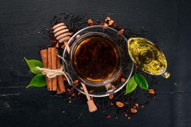 Té en una taza de canela y miel sobre un fondo de madera Bebida caliente Vista superior Espacio de copia