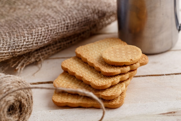 Té en taza vintage y galletas en la mesa