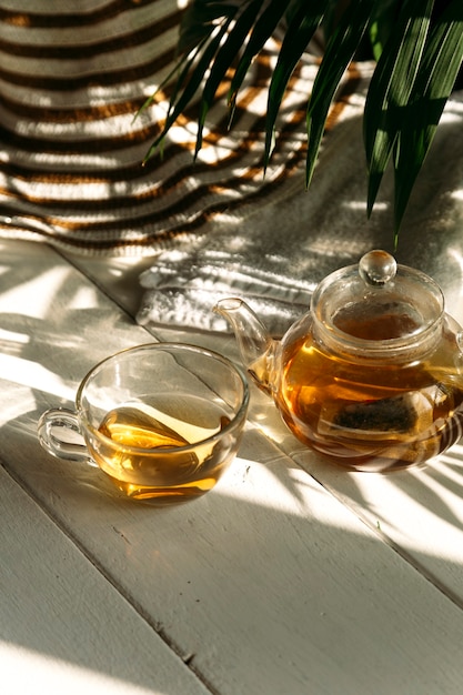 Té en una tetera al sol en el fondo de cerca