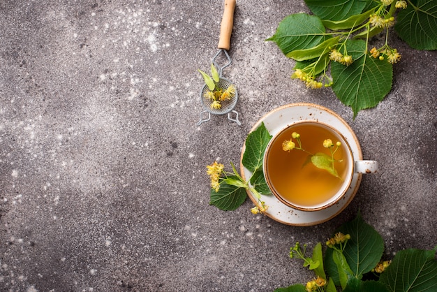 Té de tilo caliente saludable en taza