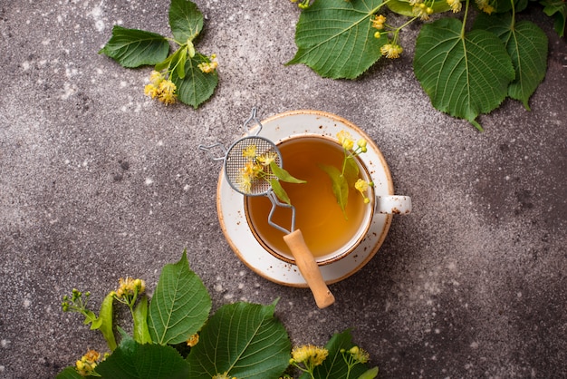 Té de tilo caliente saludable en taza