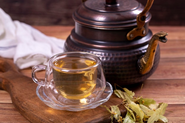 Té de tilo Té de tilo en piso de madera Concepto de té de hierbas Bebidas saludables de cerca