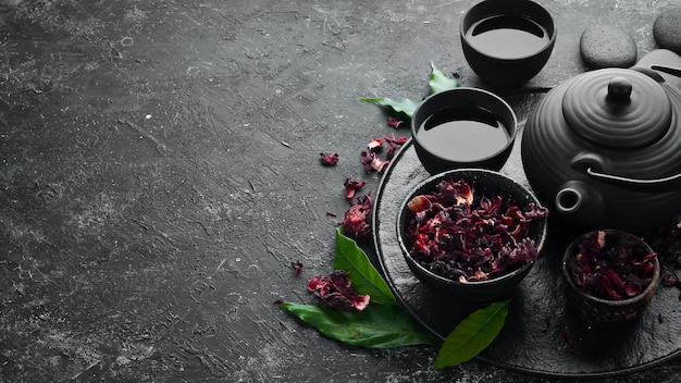 Té tradicional asiático rojo Hibiscus Sobre un fondo de piedra negra Vista superior espacio libre para el texto