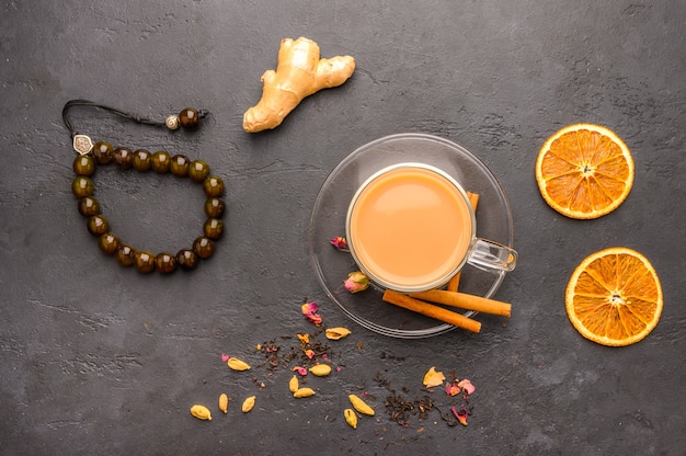 Té tradicional indio masala chai en una taza transparente es un primer plano