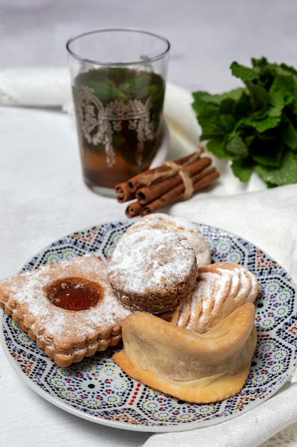 Té tradicional con menta y dulces árabes variados