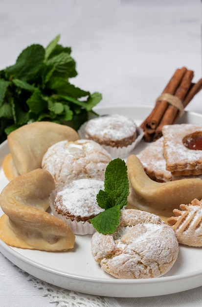 Té tradicional con menta y dulces árabes variados