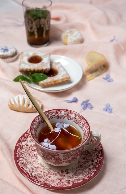 Té tradicional con menta y dulces árabes variados