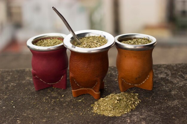 Té tradicional sudamericano de yerba mate sobre tela luz natural