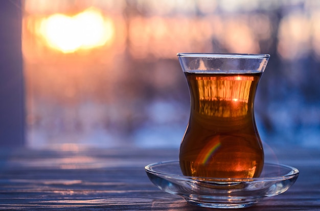 Té turco con auténtica taza de cristal