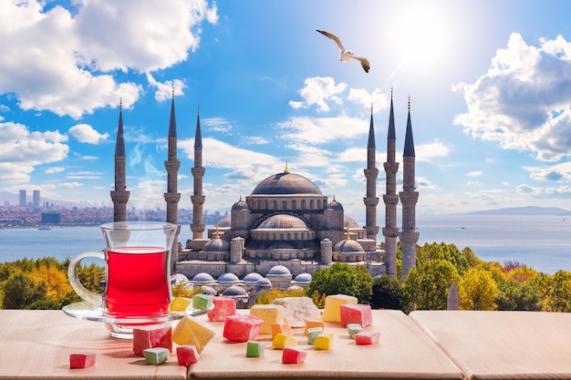 Té turco de Estambul frente a la Mezquita Azul Turquía