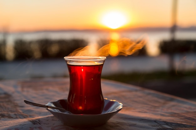 Té turco con imagen de luz inversa durante la puesta de sol para el diseño