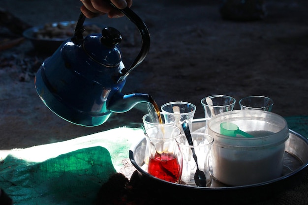 Té turco negro tradicional en tazas de cristal