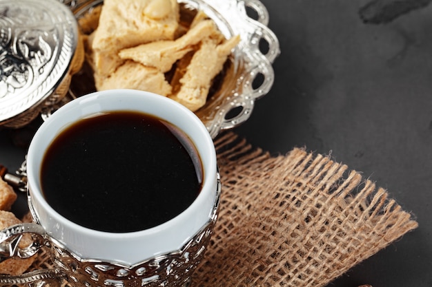 Té turco con postres orientales en la mesa