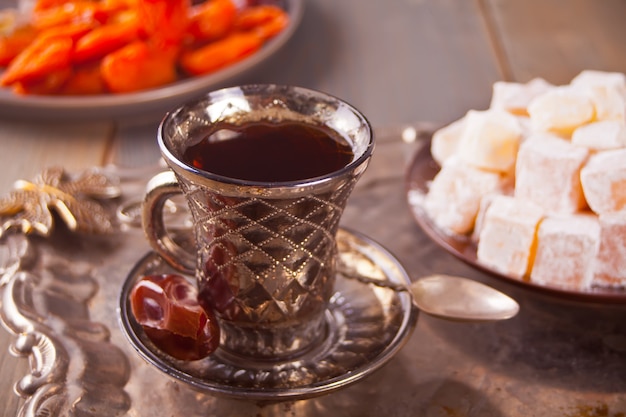 Té turco en taza y dulces