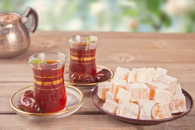 Té turco en tazas de vidrio tradicionales en la mesa de madera