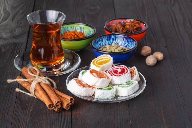 Té turco tradicional con dulces y frutos secos.