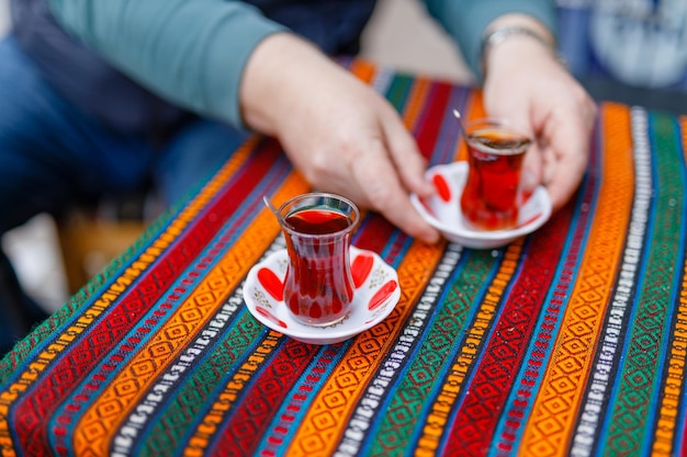 Té turco tradicional que se bebe mientras se relaja en Estambul
