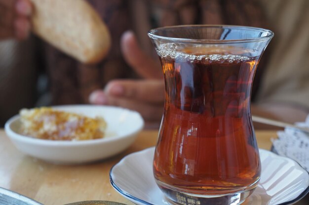 Foto té turco tradicional sobre mesa blanca