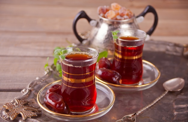 Té turco en vasos de vidrio tradicionales en la bandeja