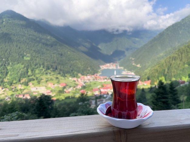 Foto té turco con vista al famoso lago uzungol en el este de turquía