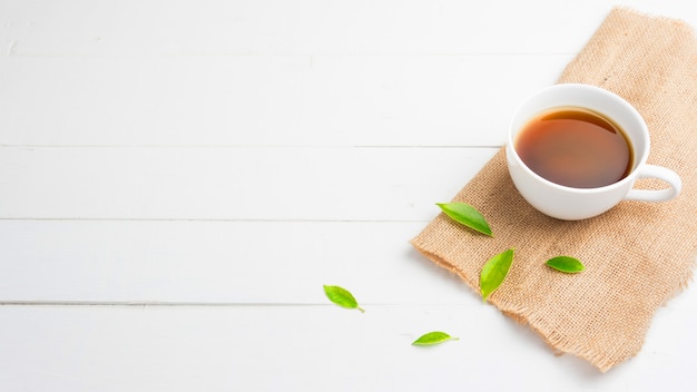 Té con vaso de té en madera blanca