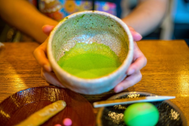 Té verde al estilo tradicional de Kioto en una casa de té japonesa