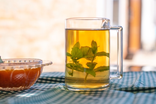 Té verde aromatizado con menta en taza transparente