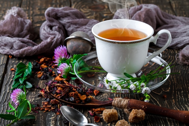 Té verde caliente en una mesa de madera