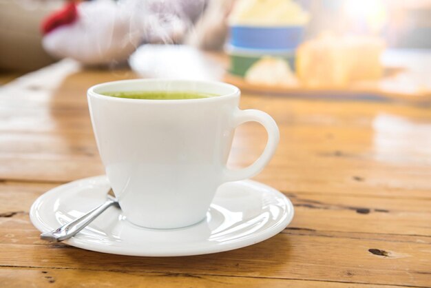 té verde caliente en la mesa