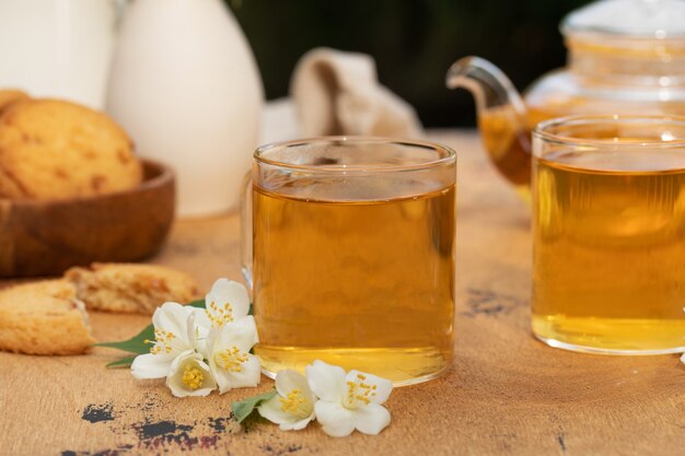 Té verde chino con jazmín en taza con flores de jazmín