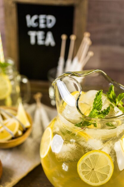 Té verde con cítricos en jarra.