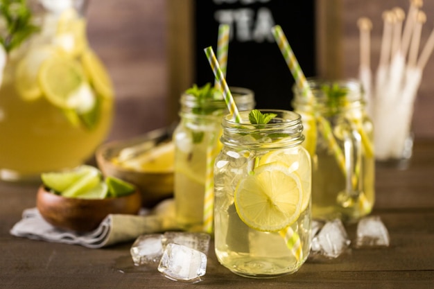 Té verde con cítricos en tarro de cristal con hielo para beber.