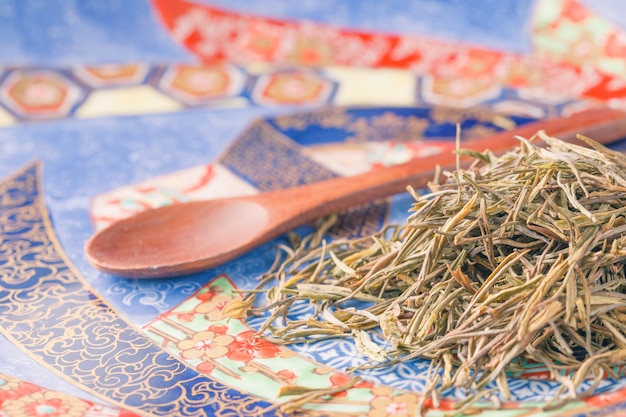 Té verde en cuchara de madera