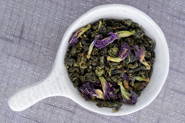 Té verde con flores en un recipiente blanco