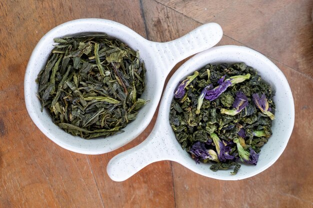 Té verde con flores en un recipiente blanco.