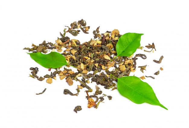 Té verde con flores secas aislado